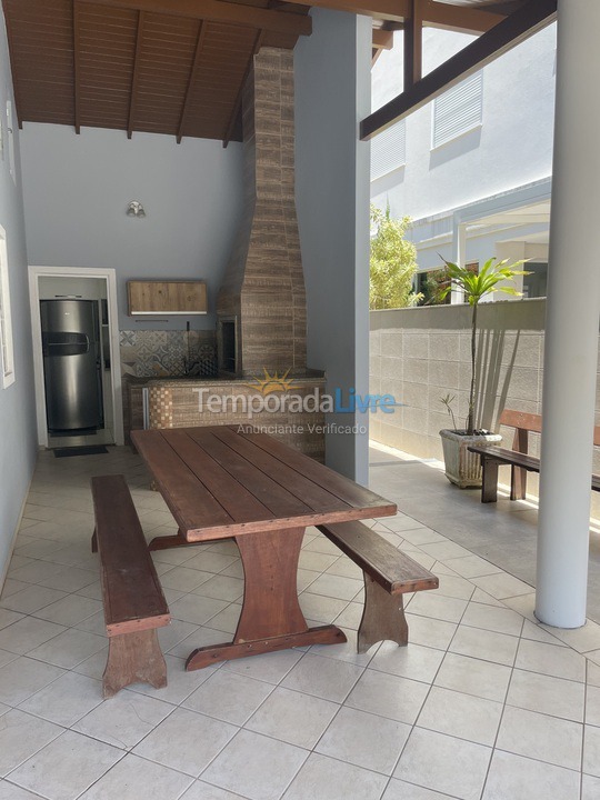 Casa para aluguel de temporada em Governador Celso Ramos (Praia de Palmas)