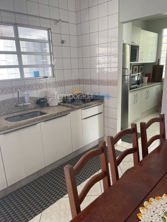 Casa para aluguel de temporada em Governador Celso Ramos (Praia de Palmas)