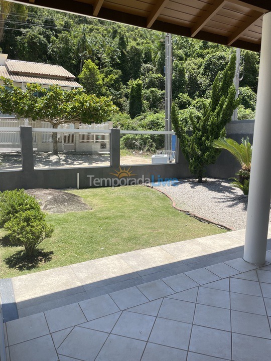 Casa para aluguel de temporada em Governador Celso Ramos (Praia de Palmas)