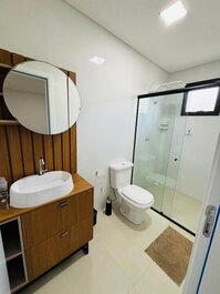 Térreo Confortável em Mariscal | 2 Quartos | Ar, Churrasqueira e...