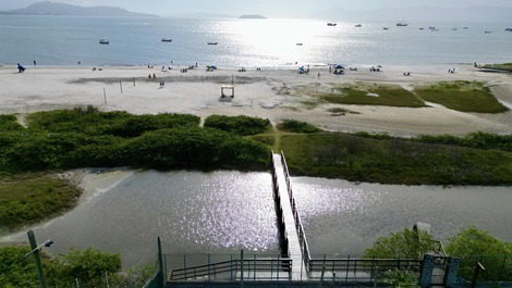 Beachfront property in Florianópolis, Ponta das Canas, with pool, sleeps 6.