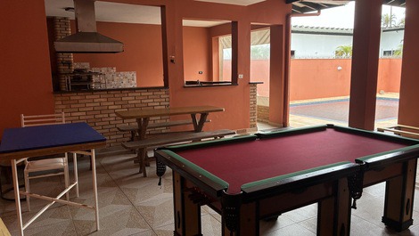 Área com mesa de snooker 