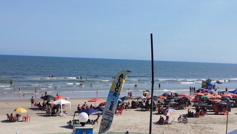 Casa de dos pisos con piscina, jacuzzi y zona de playa justo en la arena 😂⛱️🏊🏻