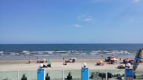 Casa de dos pisos con piscina, jacuzzi y zona de playa justo en la arena 😂⛱️🏊🏻