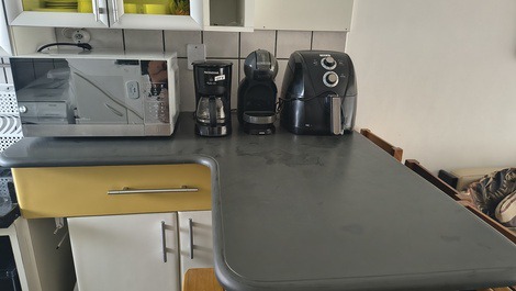 Microondas , airfryer, cafeteira, cafeteira doce gusto.