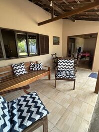 CASA 50 METROS DA PRAIA COM PÁTIO PRIVATIVO