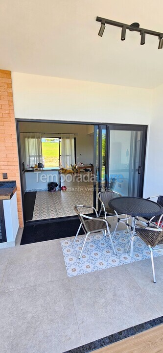 Casa para alquiler de vacaciones em Paranapanema (Riviera de Santa Cristina Xiii)