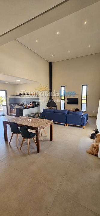 Casa para alquiler de vacaciones em Paranapanema (Riviera de Santa Cristina Xiii)