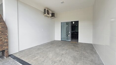 Casa Térrea a 500m da Praia de Zimbros