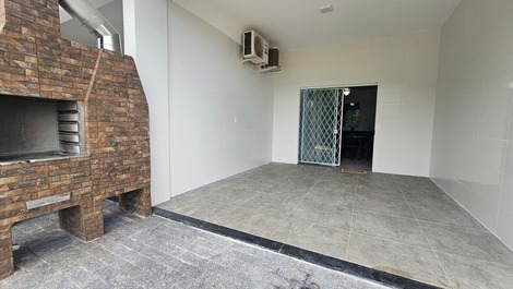 Casa Térrea a 500m da Praia de Zimbros