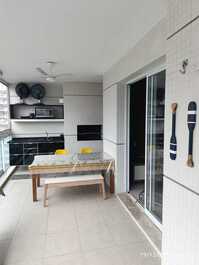 Apto confortável, pé na areia, churrasqueira e piscina frente mar