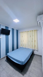 Quarto (2) com cama box casal com cama auxiliar solteiro, armário, tv led 32’ e ar condicionado 12.000 btu’s.
