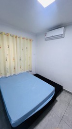 Quarto (2) com cama box casal com cama auxiliar solteiro, armário, tv led 32’ e ar condicionado 12.000 btu’s.