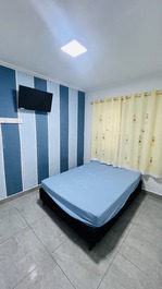 Quarto (2) com cama box casal com cama auxiliar solteiro, armário, tv led 32’ e ar condicionado 12.000 btu’s.