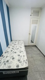 Quarto (3) com cama box solteiro com cama auxiliar, armário e ar condicionado 12.000 btu’s