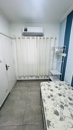 Quarto (3) com cama box solteiro com cama auxiliar, armário e ar condicionado 12.000 btu’s