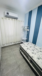Quarto (3) com cama box solteiro com cama auxiliar, armário e ar condicionado 12.000 btu’s