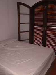 Yellow house with balcony for 12 people, 150 meters from the beach.