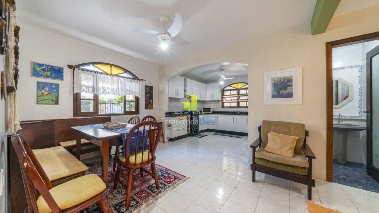 Casa para aluguel de temporada em Bombinhas (Praia de Bombas)