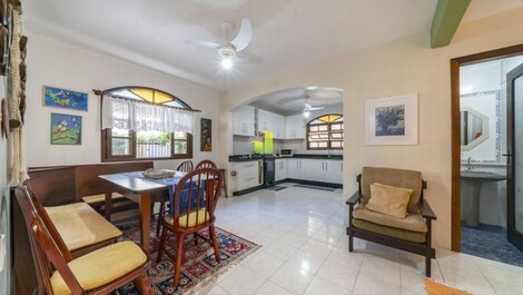 Casa de 4 dormitórios em ótima localização na Praia de Bombas-SC! O...