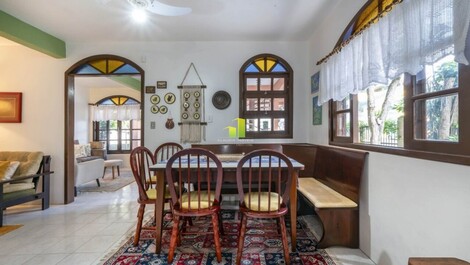 Casa de 4 dormitórios em ótima localização na Praia de Bombas-SC! O...