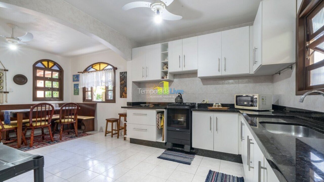 Casa para aluguel de temporada em Bombinhas (Praia de Bombas)