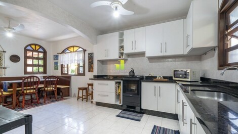 Casa de 4 dormitórios em ótima localização na Praia de Bombas-SC! O...