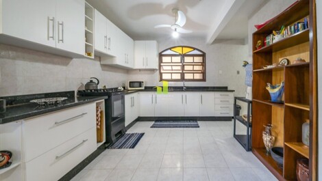 Casa de 4 dormitórios em ótima localização na Praia de Bombas-SC! O...