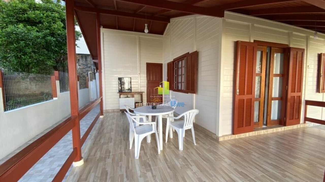 Casa para aluguel de temporada em Bombinhas (Praia de Bombas)