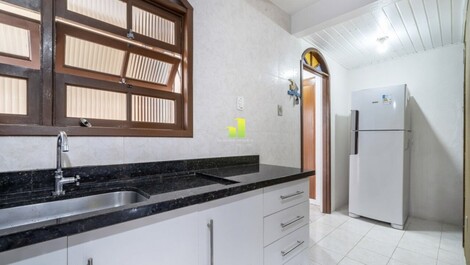 Casa de 4 dormitórios em ótima localização na Praia de Bombas-SC! O...