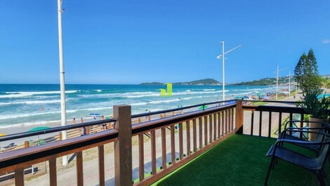 Viva unos días inolvidables en esta exclusiva propiedad frente al mar, diseñada...