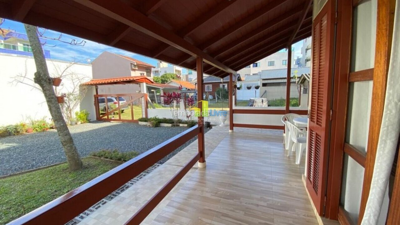 Casa para aluguel de temporada em Bombinhas (Praia de Bombas)