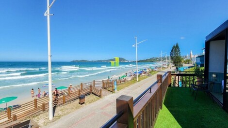 Viva unos días inolvidables en esta exclusiva propiedad frente al mar, diseñada...