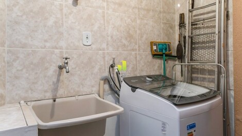 Casa de 4 dormitórios em ótima localização na Praia de Bombas-SC! O...