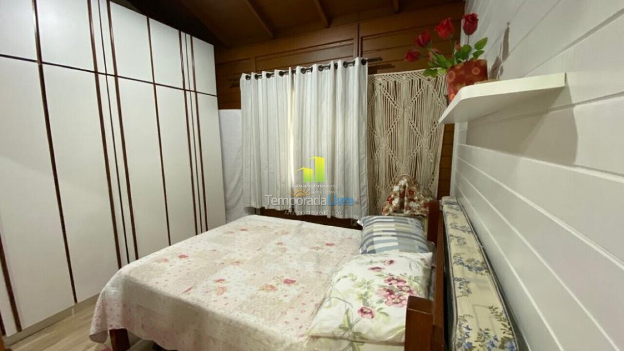 Casa para aluguel de temporada em Bombinhas (Praia de Bombas)