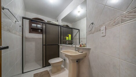 Casa de 4 dormitórios em ótima localização na Praia de Bombas-SC! O...