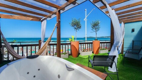 Viva unos días inolvidables en esta exclusiva propiedad frente al mar, diseñada...