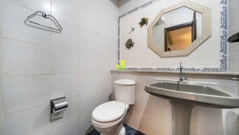 Casa de 4 dormitórios em ótima localização na Praia de Bombas-SC! O...