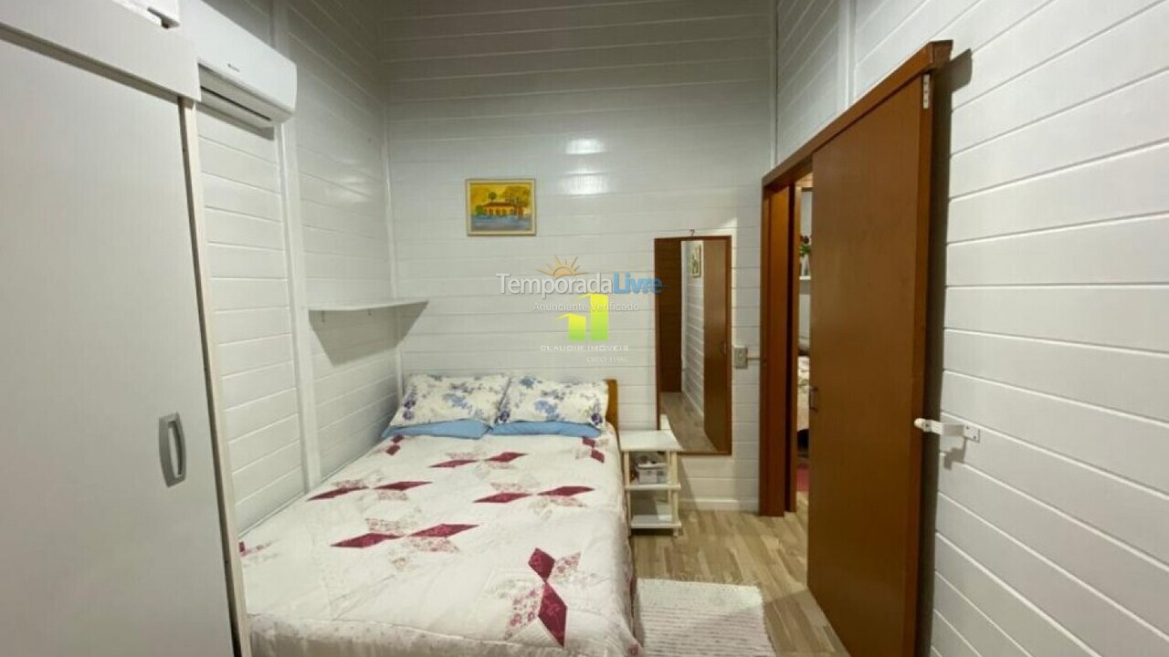 Casa para aluguel de temporada em Bombinhas (Praia de Bombas)