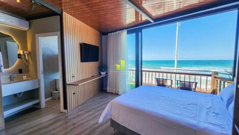 Viva unos días inolvidables en esta exclusiva propiedad frente al mar, diseñada...