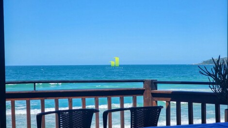 Viva unos días inolvidables en esta exclusiva propiedad frente al mar, diseñada...