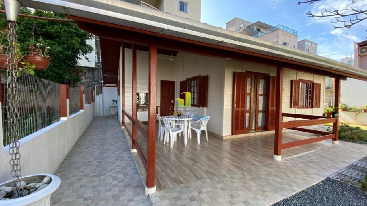 Casa para aluguel de temporada em Bombinhas (Praia de Bombas)