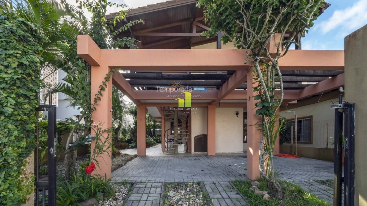 Casa para aluguel de temporada em Bombinhas (Praia de Bombas)