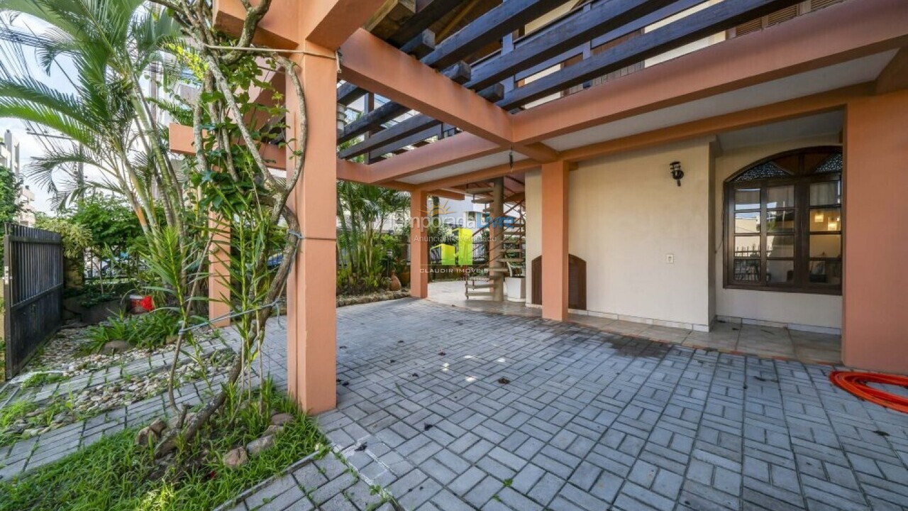 Casa para aluguel de temporada em Bombinhas (Praia de Bombas)