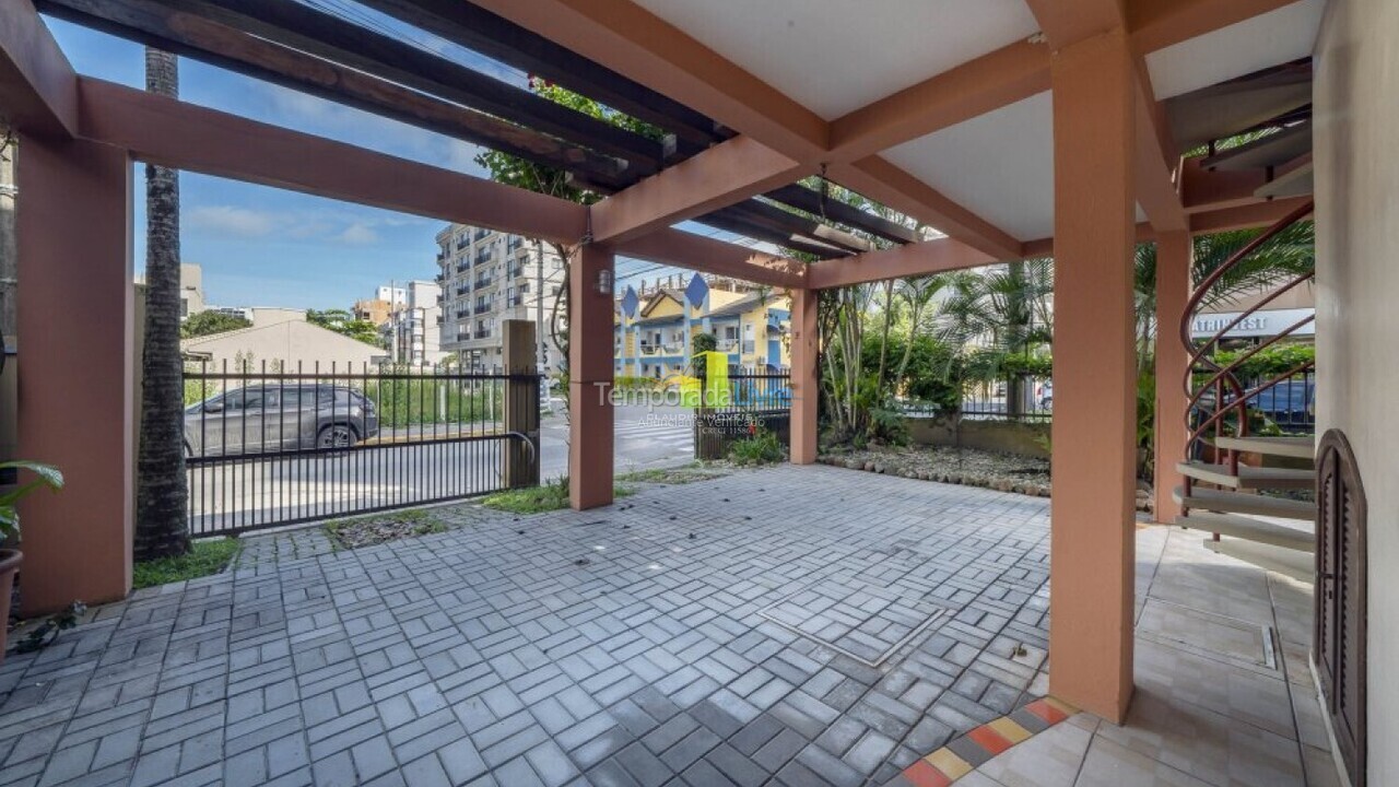 Casa para aluguel de temporada em Bombinhas (Praia de Bombas)