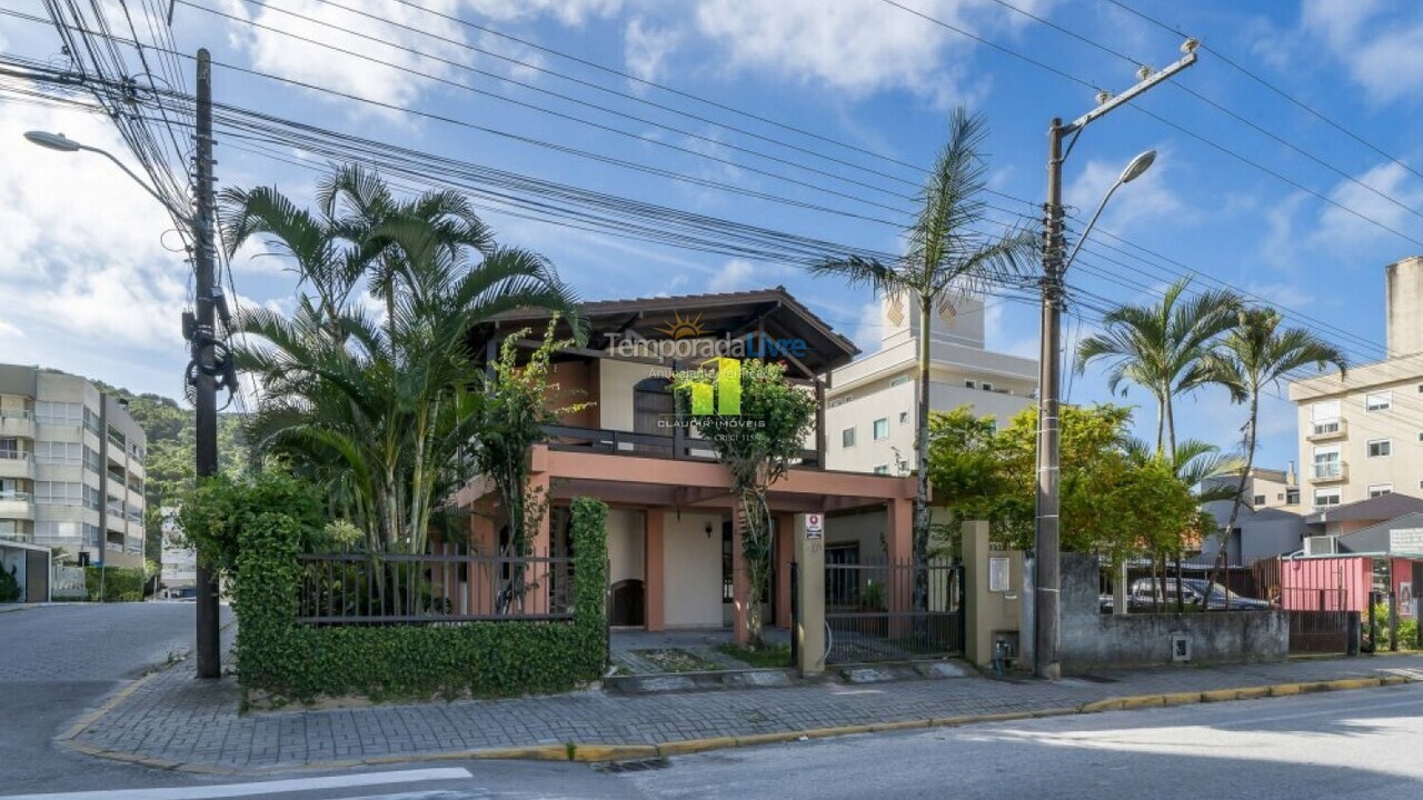 Casa para aluguel de temporada em Bombinhas (Praia de Bombas)