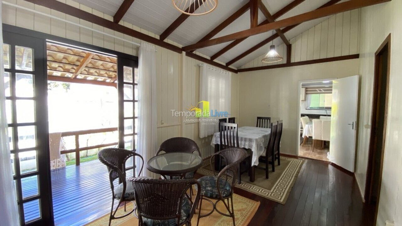 Casa para aluguel de temporada em Bombinhas (Praia de Bombas)