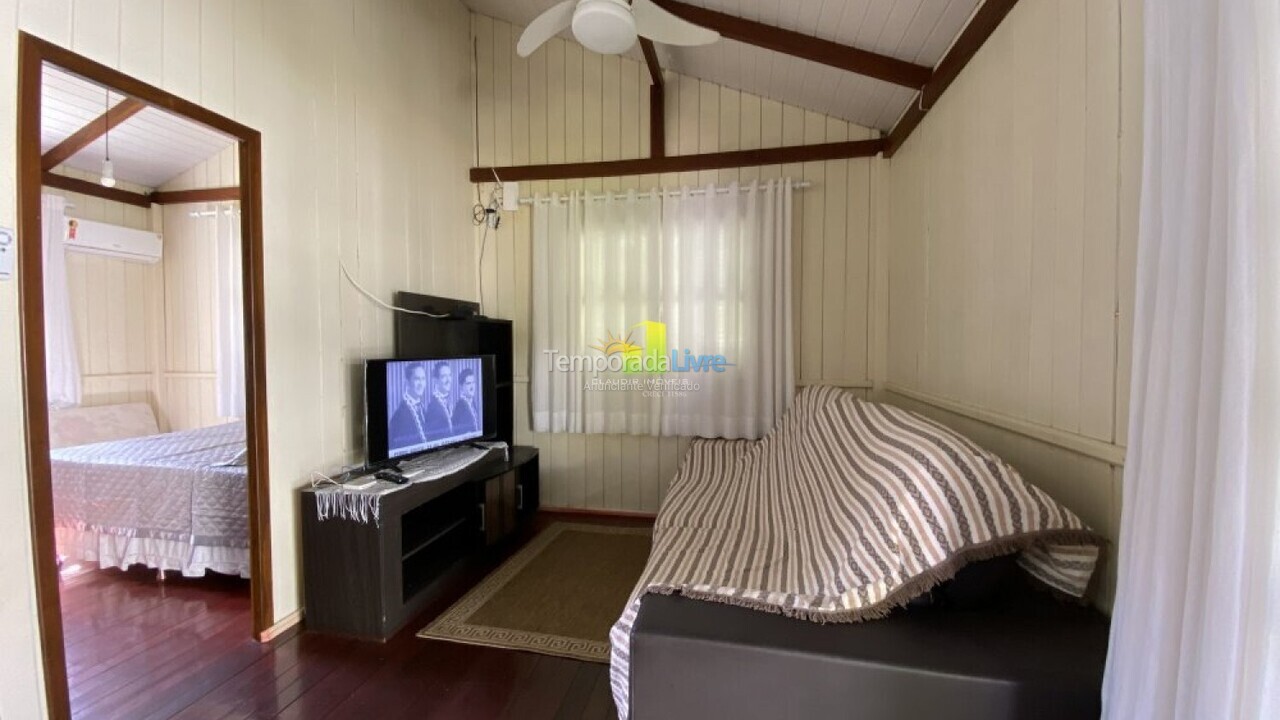 Casa para aluguel de temporada em Bombinhas (Praia de Bombas)