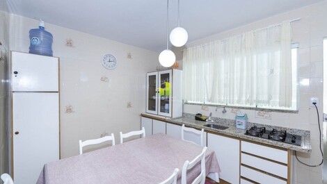 Hermosa casa de 3 habitaciones, a una cuadra de la playa en Bombinhas / SC!