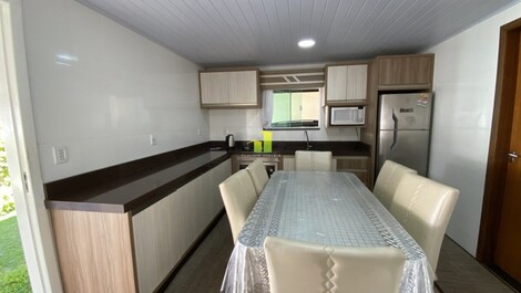 Está bela casa é a certeza de férias perfeitas para você e sua...